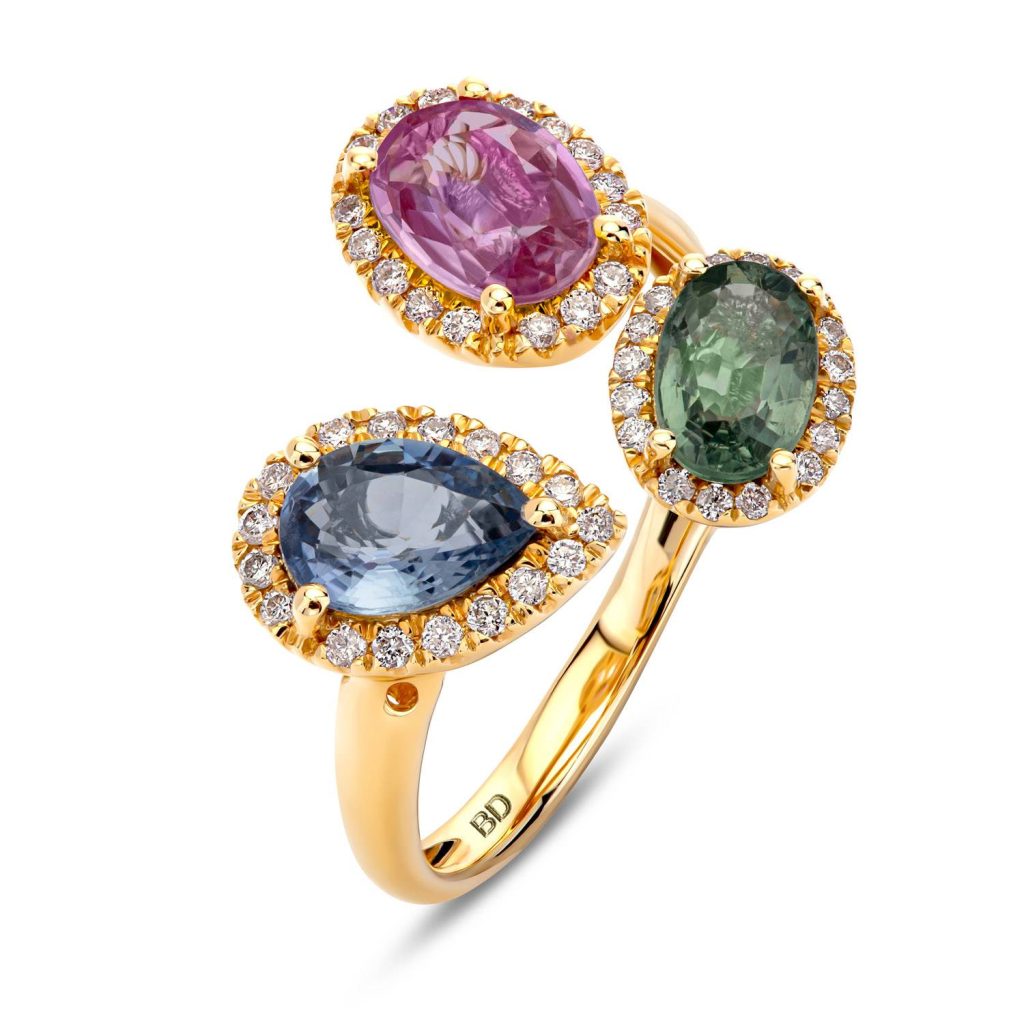 טבעת זהב עם שלוש אבני חן צבעוניות בעיצוב ספירלה