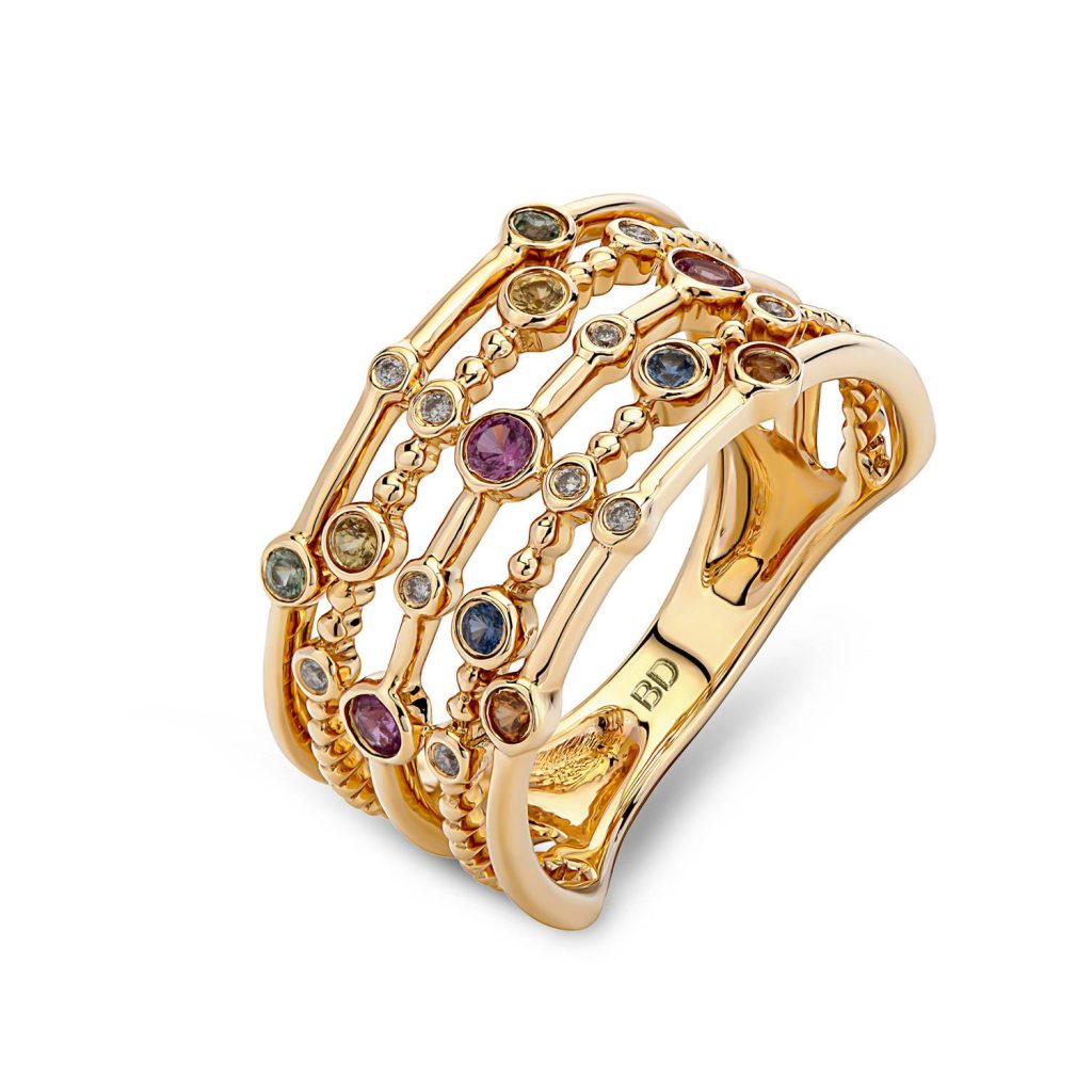 טבעת זהב רחבה עם דוגמת פסים בצילום סטודיו