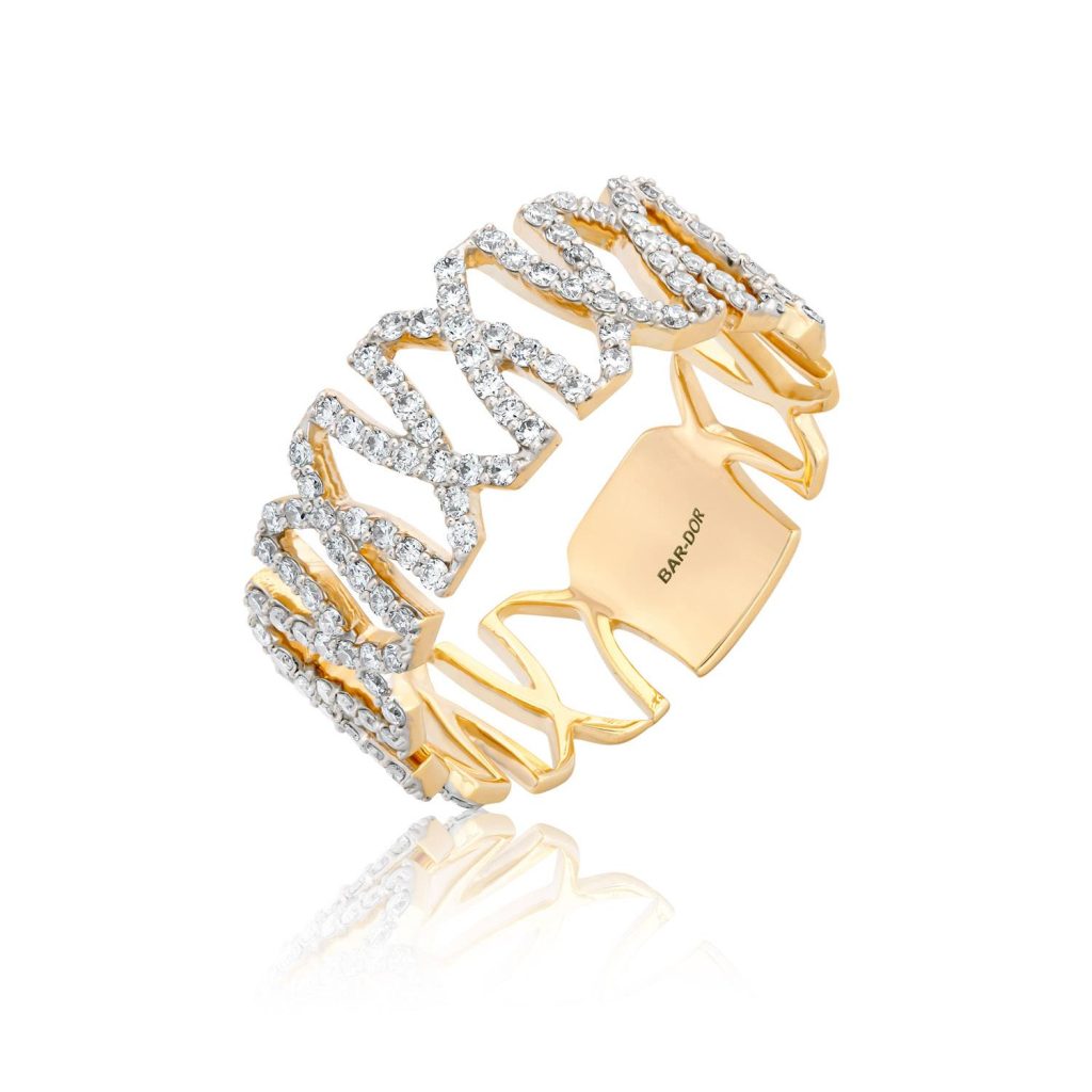 טבעת זהב בעיצוב פתוח בצילום מוצר