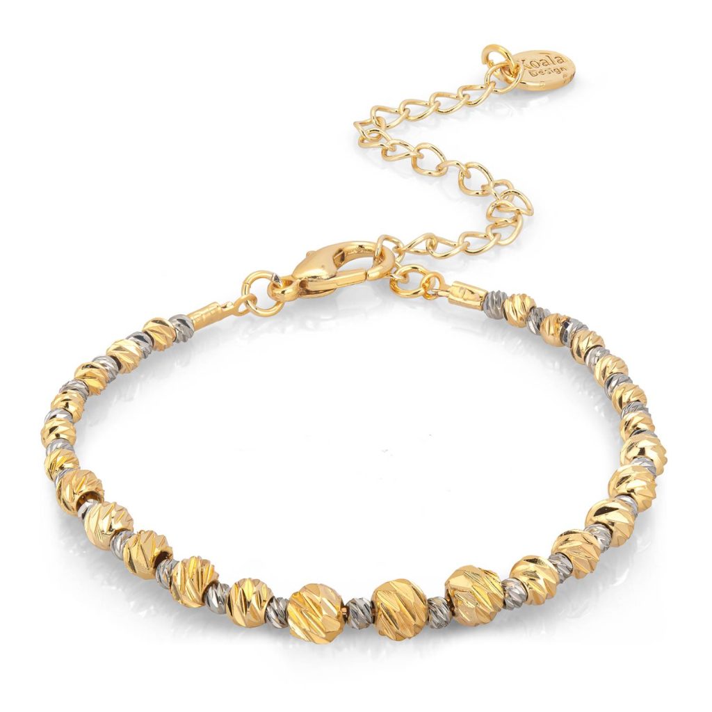 צמיד זהב עדין בצילום תקריב