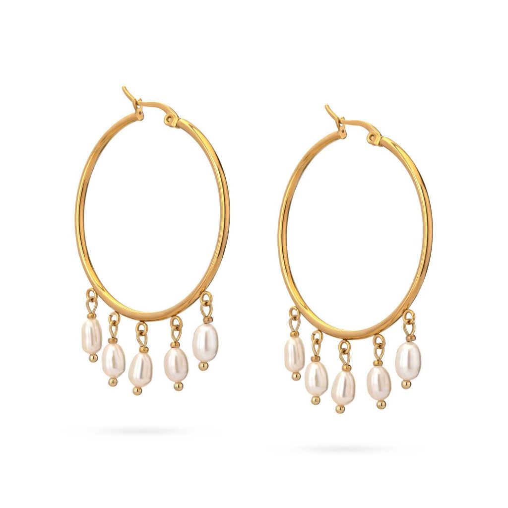 עגילי חישוק זהב תלויים בצילום תקריב