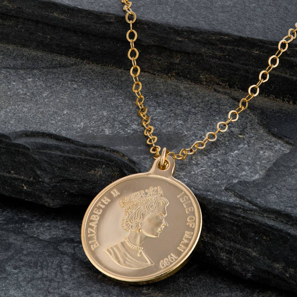 תליון זהב עגול על רקע כהה