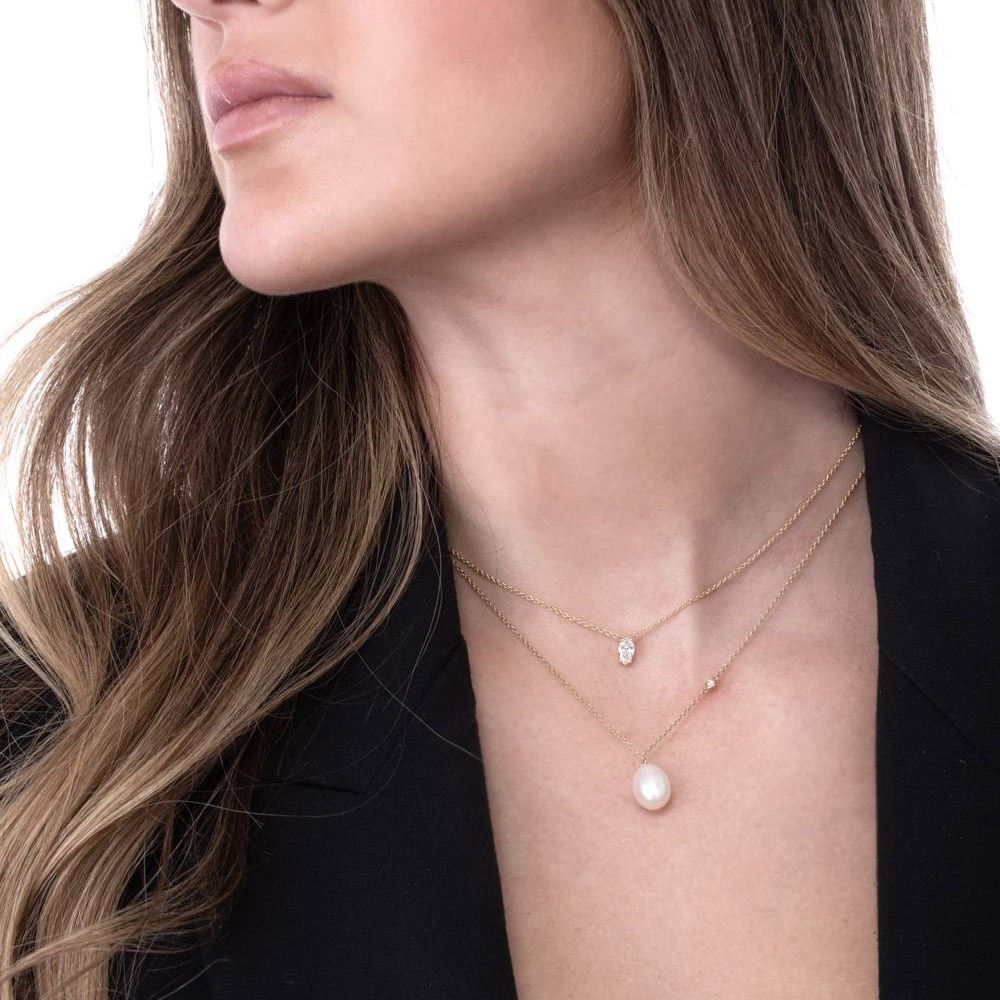 שרשרת זהב על צוואר דוגמנית