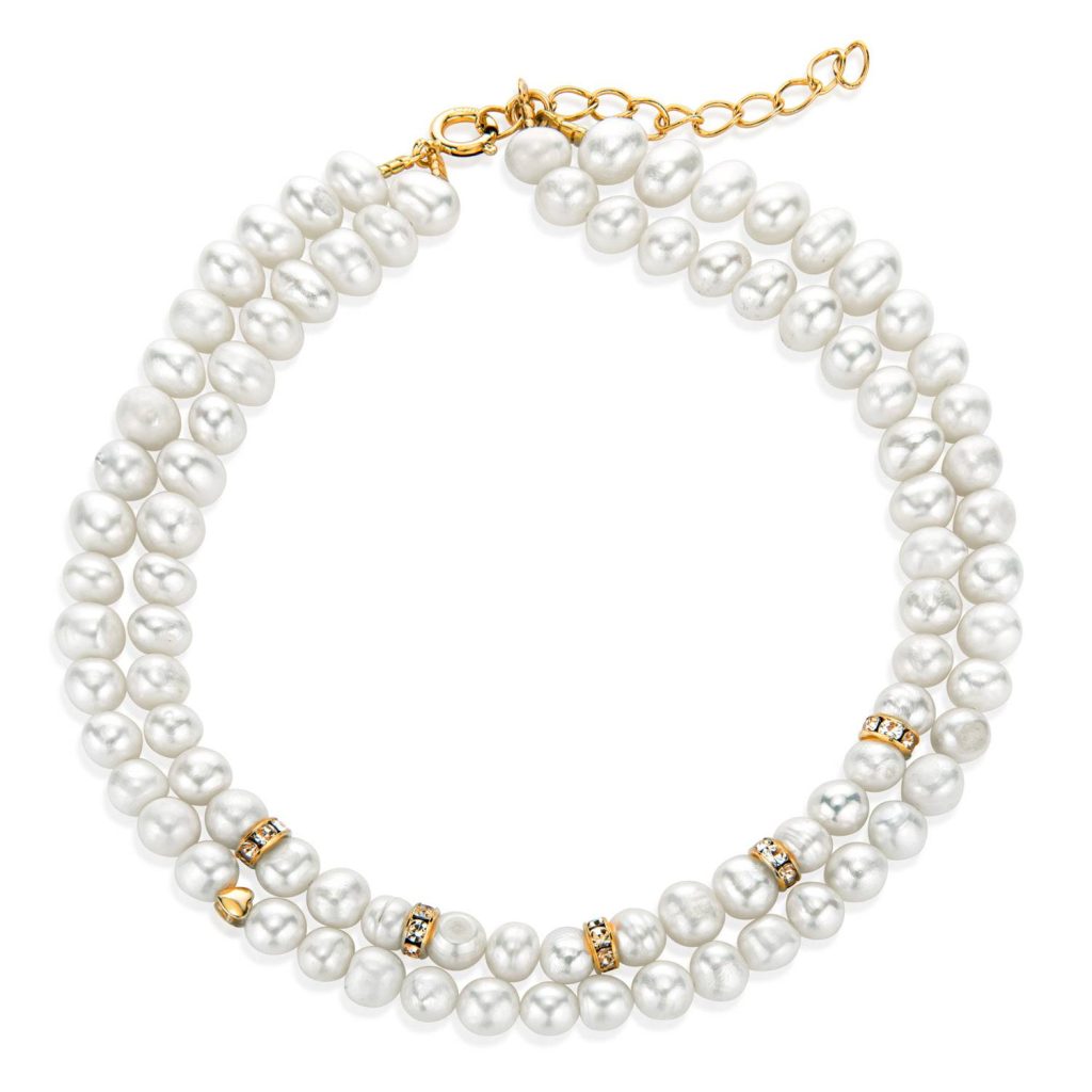 שרשרת פנינים מונחת לצילום מוצר