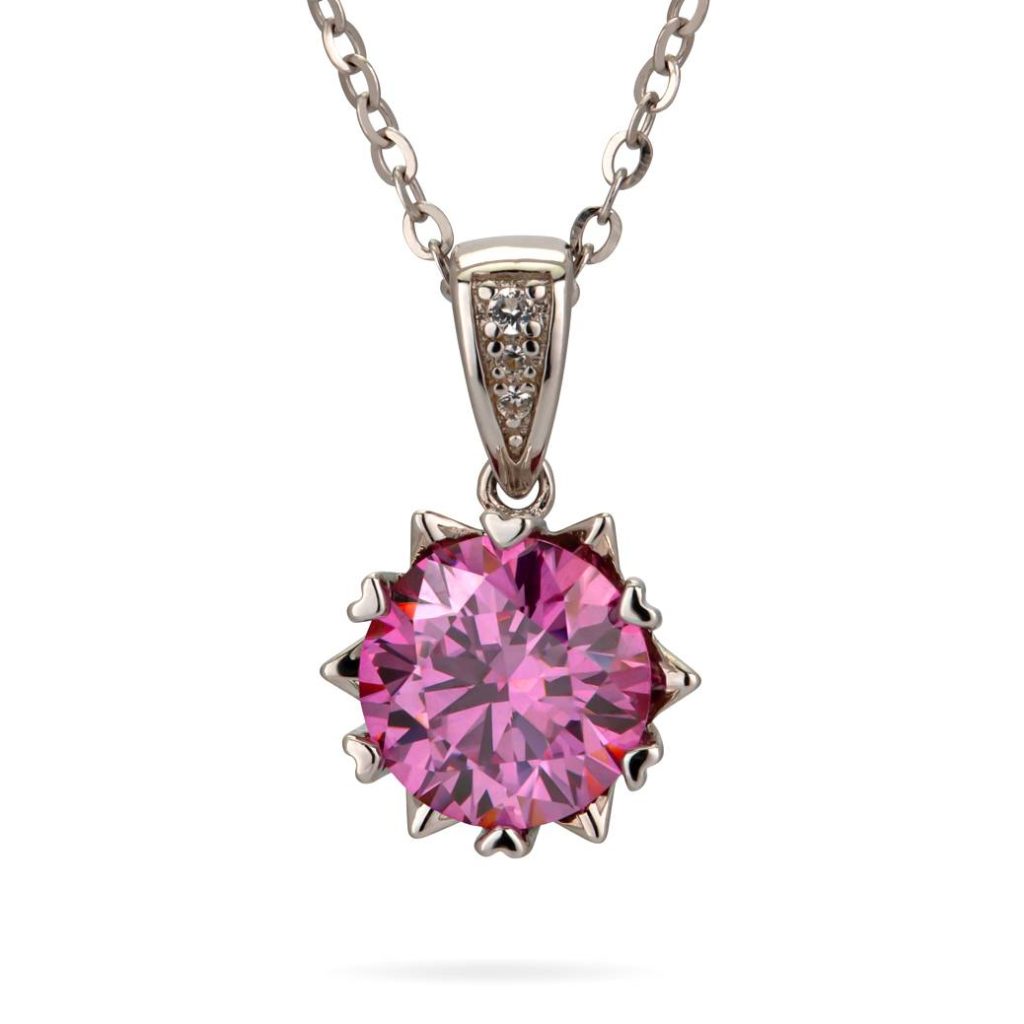 תליון עם אבן ורודה על רקע לבן