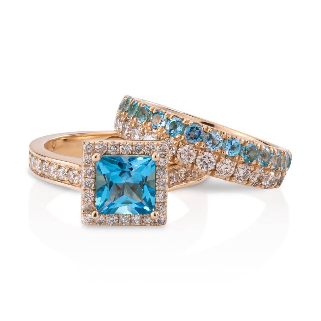 טבעת עם אבן כחולה על רקע לבן