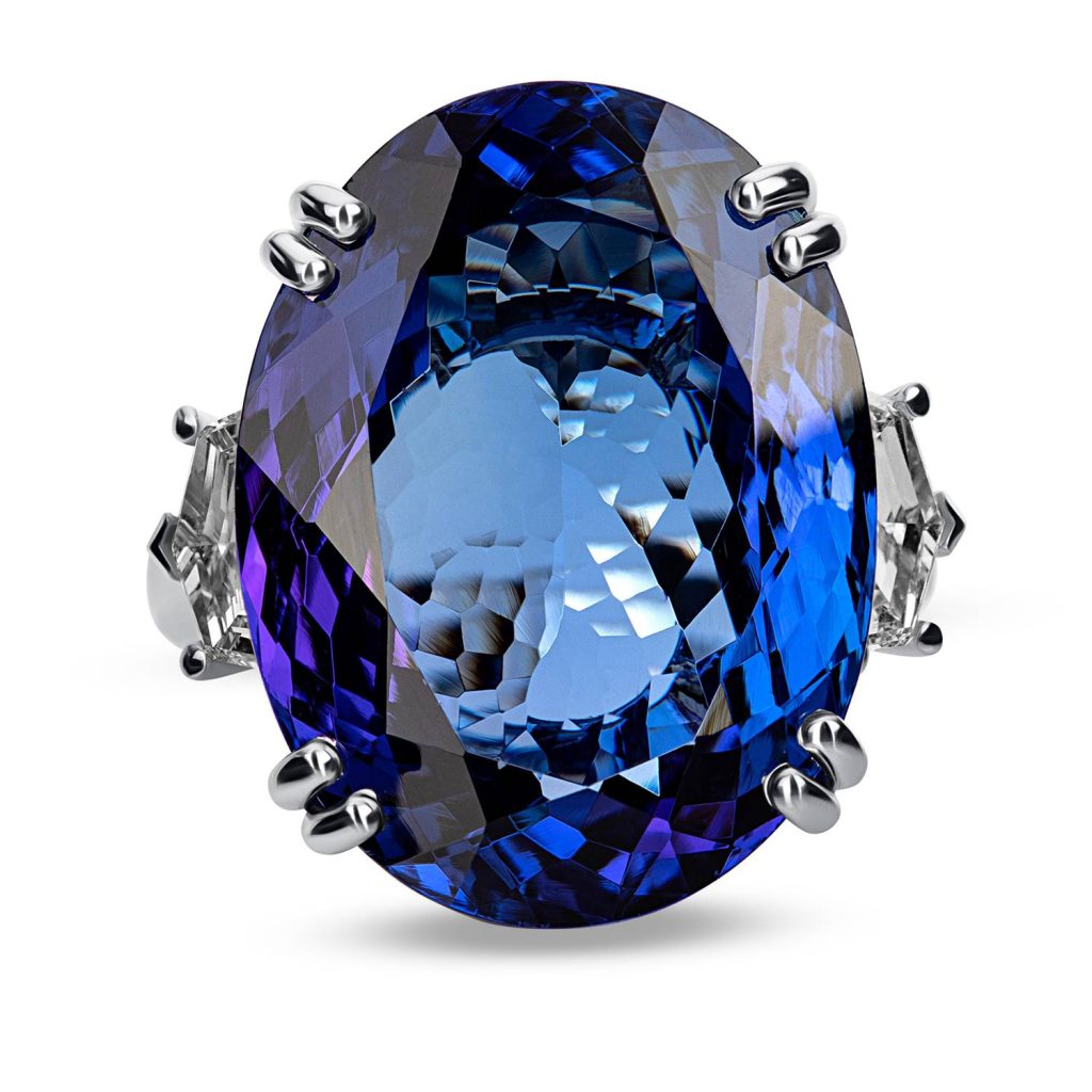טבעת כסף עם אבן כחולה בצילום תקריב