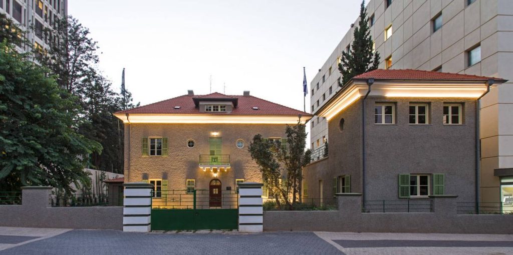 צילום אדריכלות של בית בן־גוריון בשרונה תל אביב בשעות הערב לאחר עבודות שימור למבנה ההיסטורי הטמפלרי.
