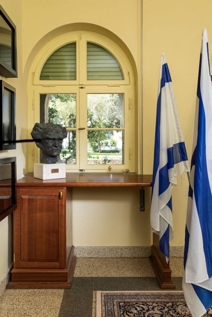 צילום אדריכלות של חלון קשת מקורי ופרטי נגרות משוחזרים בפרויקט שימור מבנה היסטורי בתל אביב.
